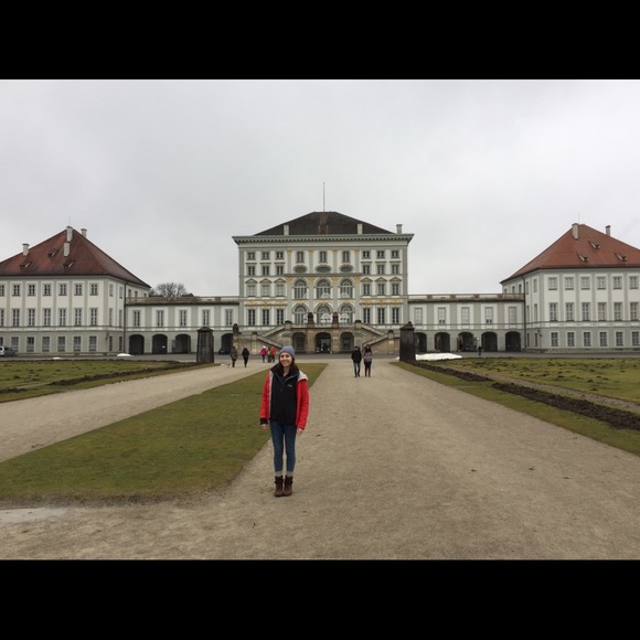 Meet your Posher, Kelley 🌉🌍✈️ - Picture 4 of 4